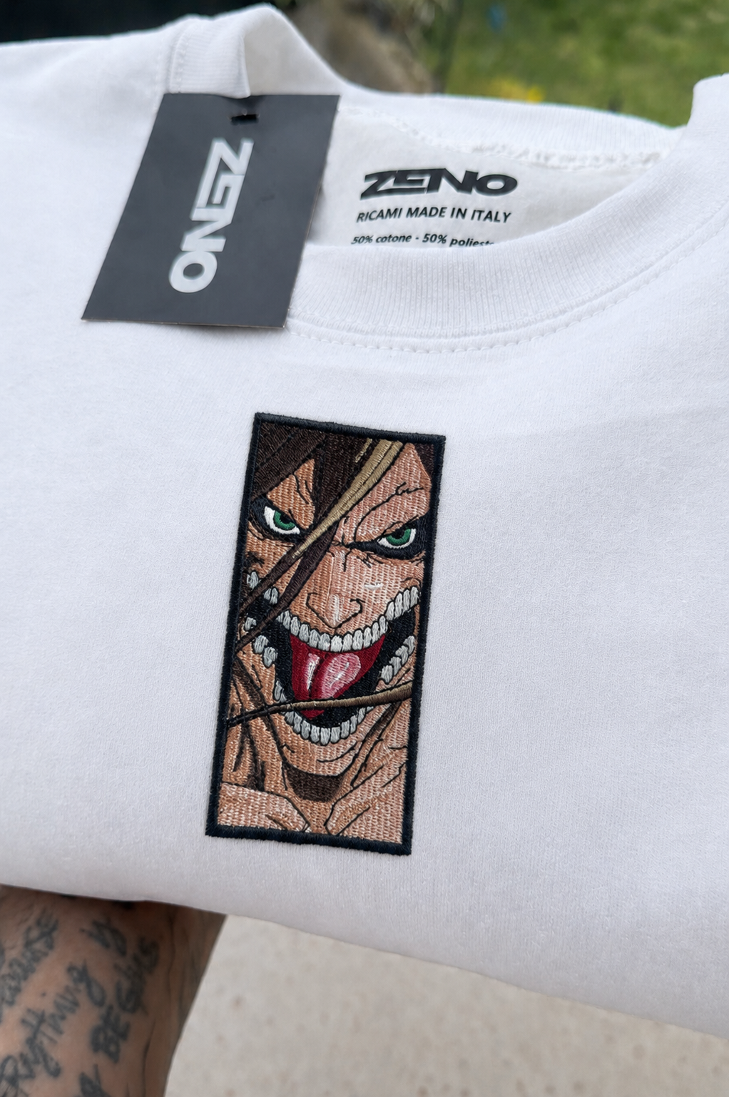 Felpa premium con ricamo "attack on titan"