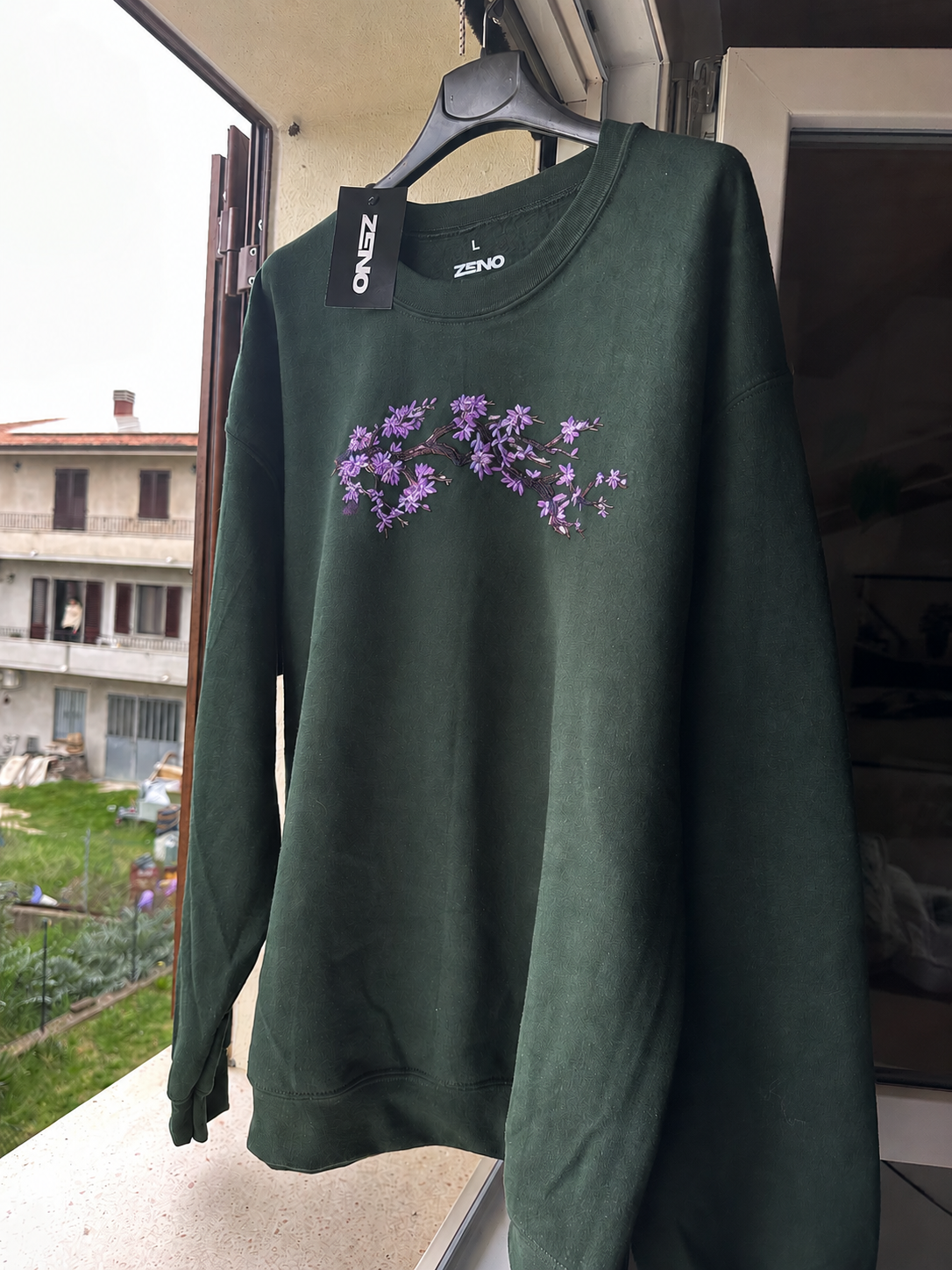 Felpa premium con ricamo "Ramo ciliegio"