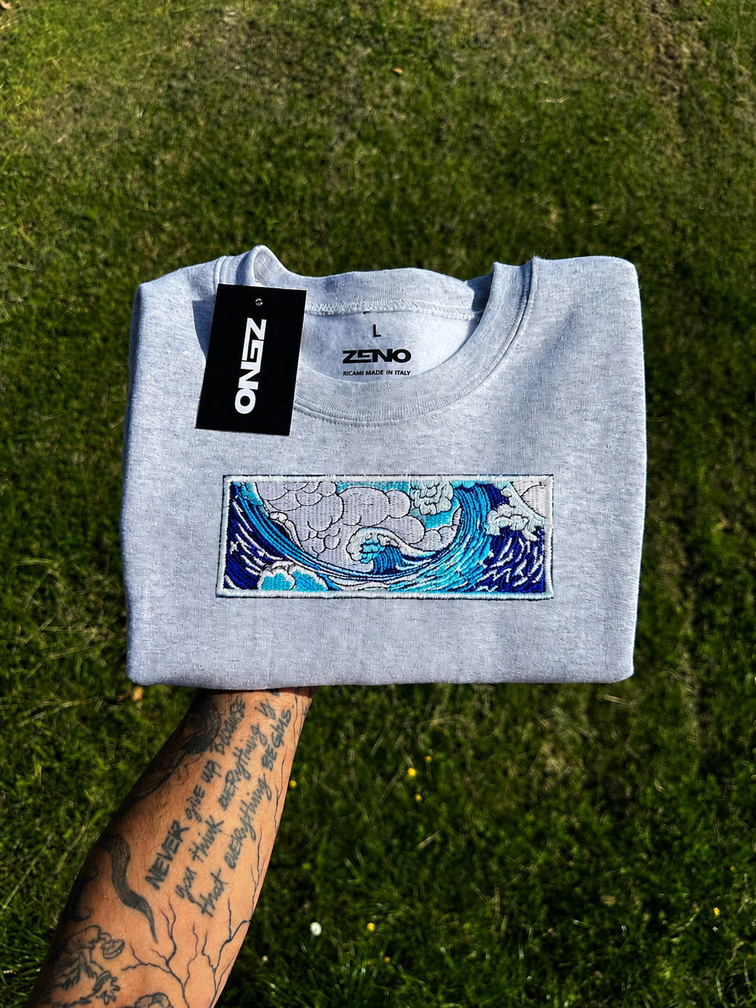 Felpa premium con ricamo "La grande onda"