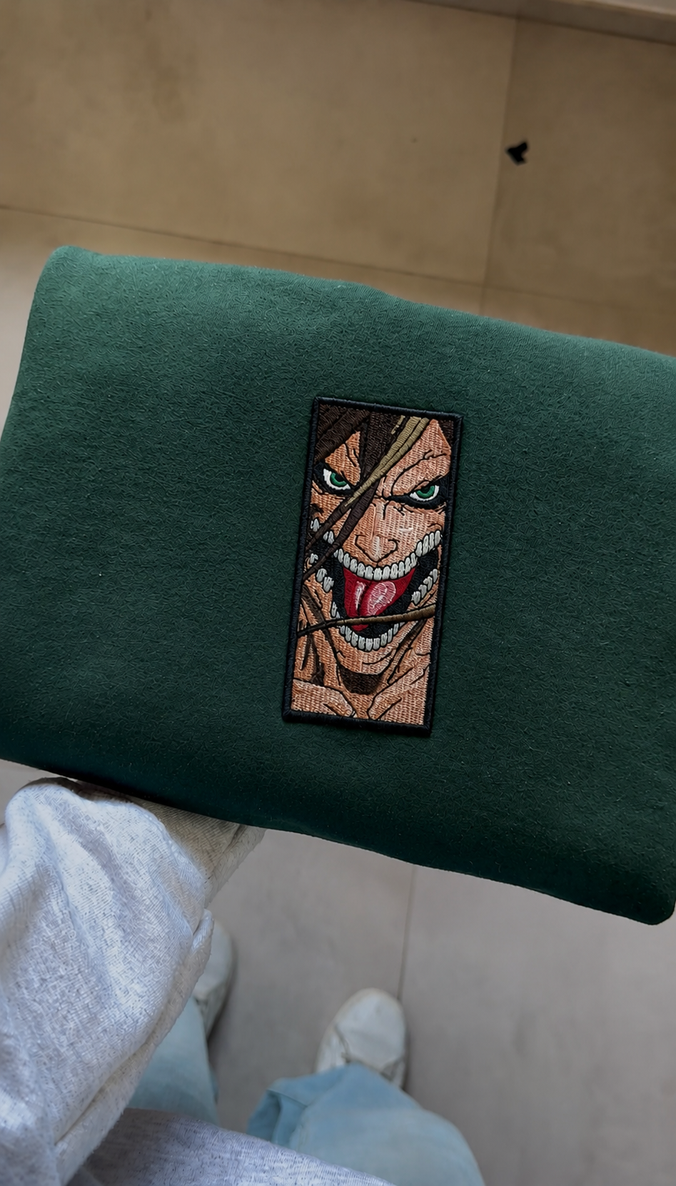 Felpa premium con ricamo "attack on titan"
