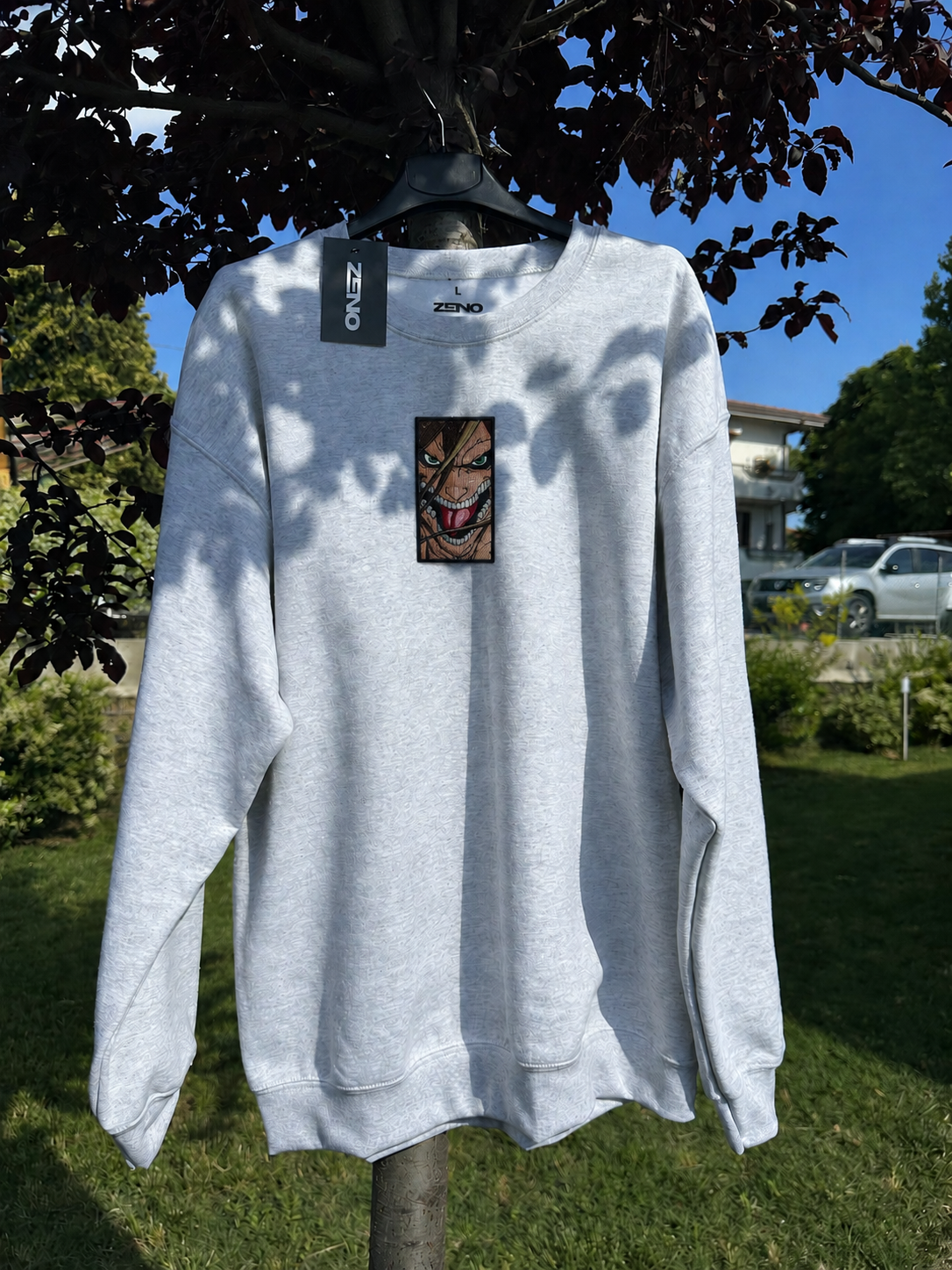 Felpa premium con ricamo "attack on titan"
