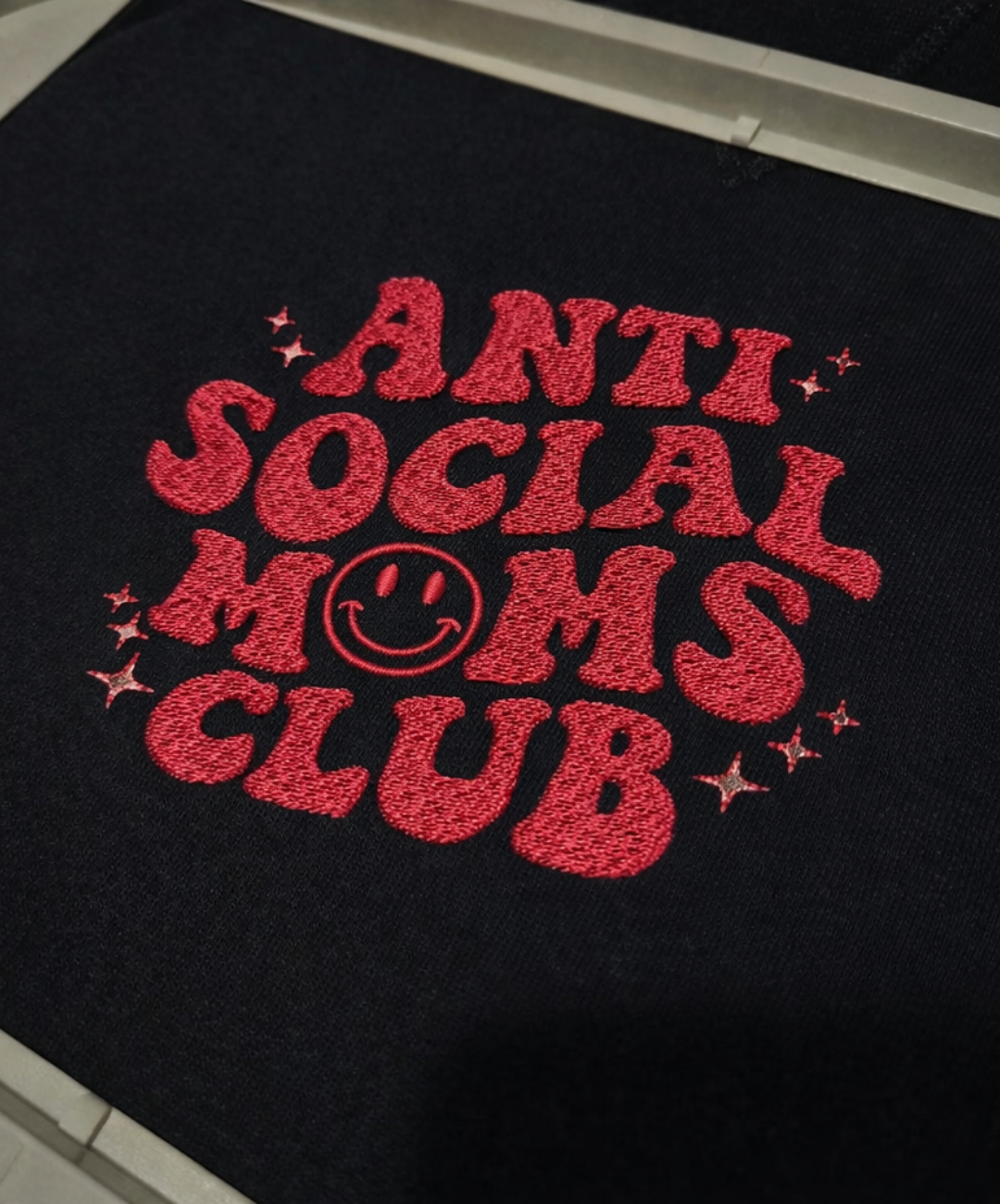 Felpa premium con ricamo "Antisocial"