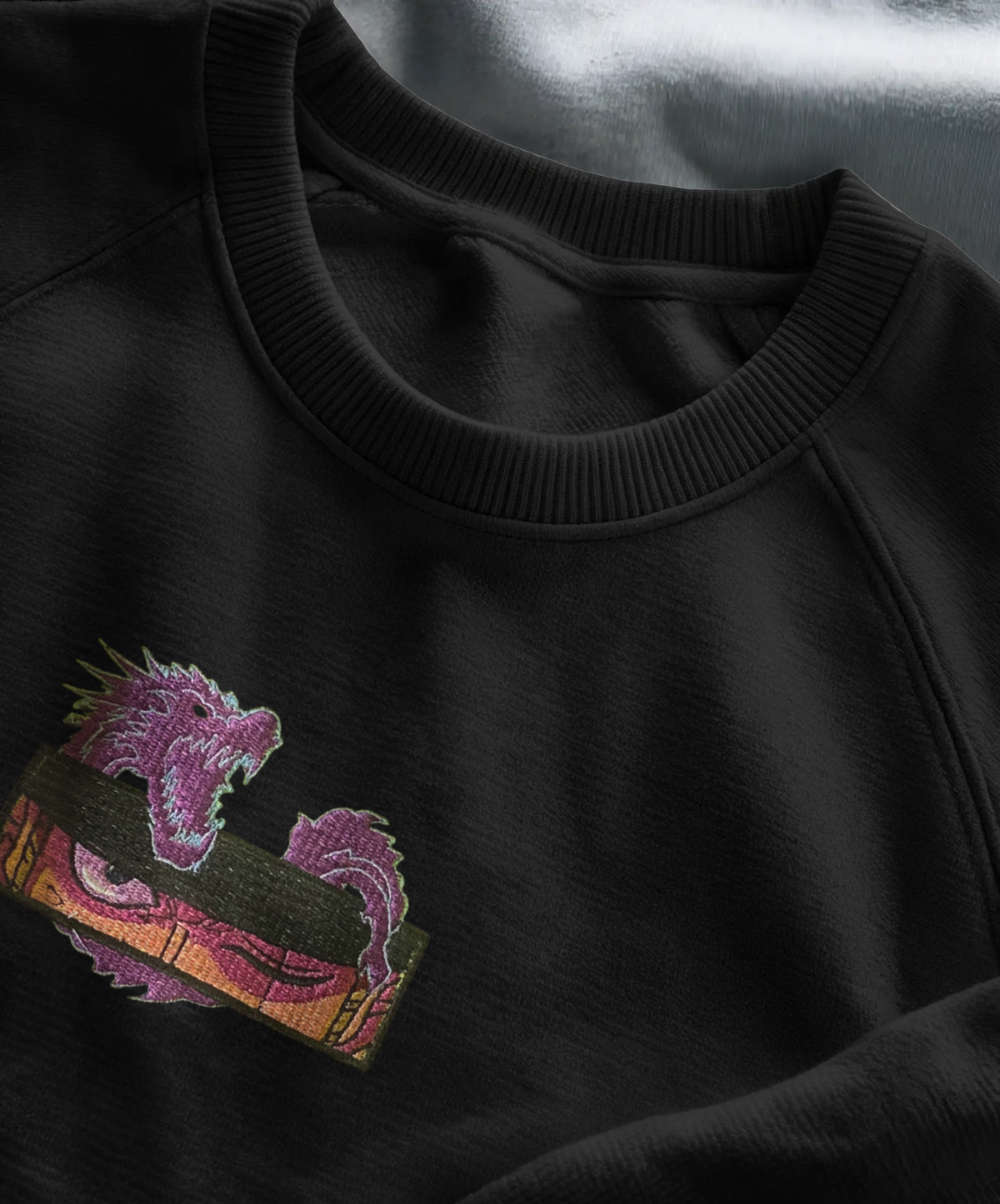 Felpa premium con ricamo "Zoro e drago"