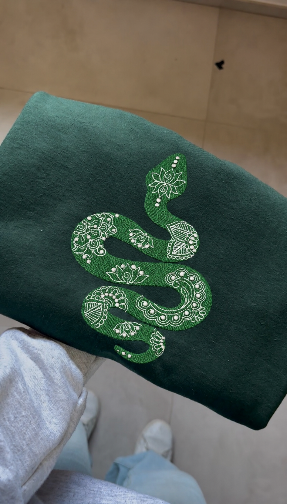 Felpa premium con ricamo "Serpente"