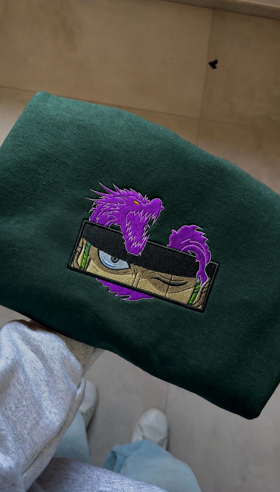 Felpa premium con ricamo "Zoro e drago"