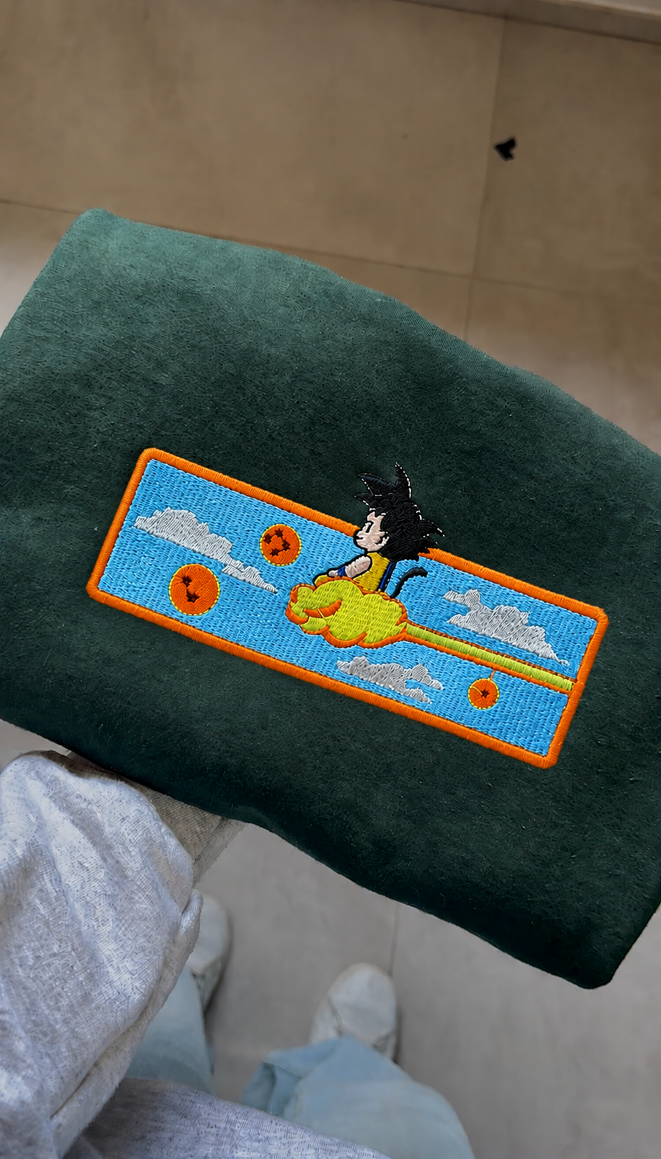 Felpa premium con ricamo "Goku bambino"