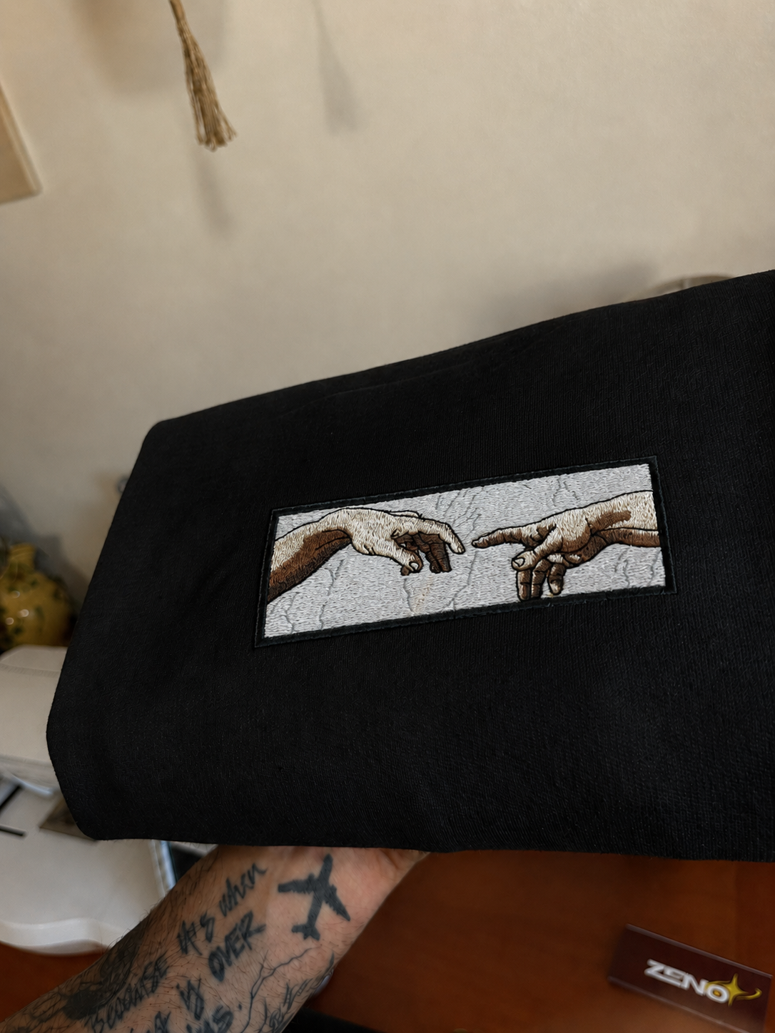 Felpa premium con ricamo "mani di adamo"