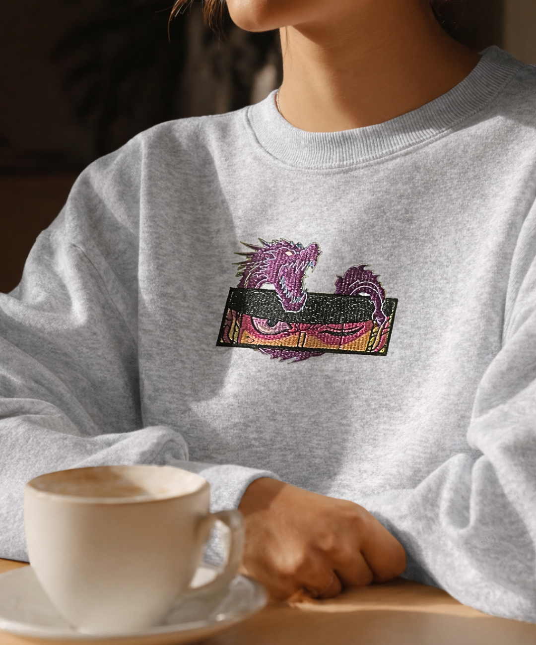 Felpa premium con ricamo "Zoro e drago"