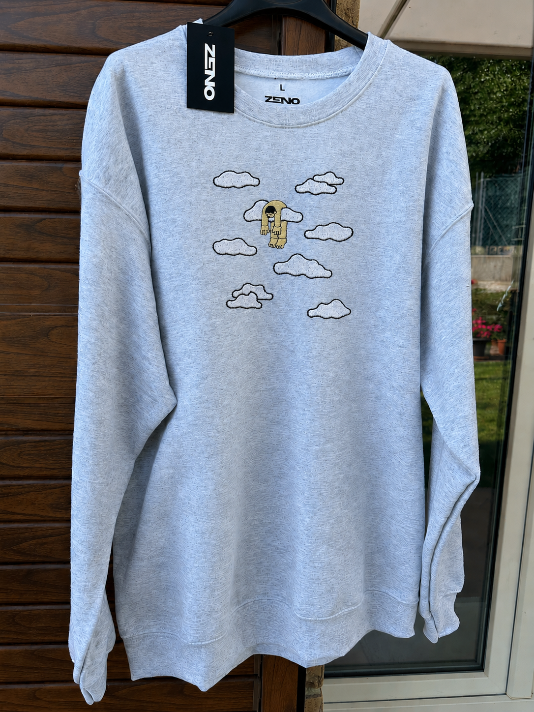 Felpa premium con ricamo "Nuvole"