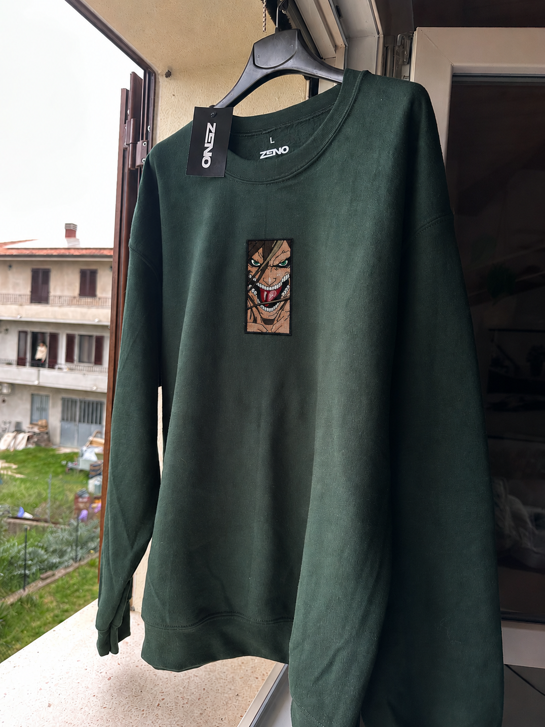 Felpa premium con ricamo "attack on titan"