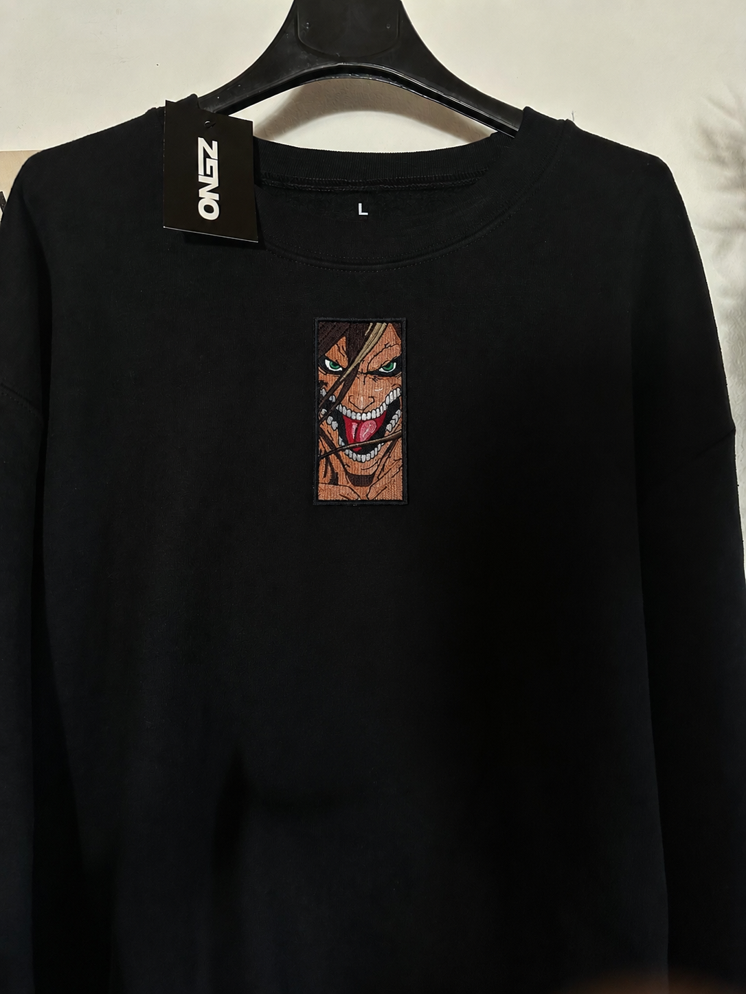 Felpa premium con ricamo "attack on titan"