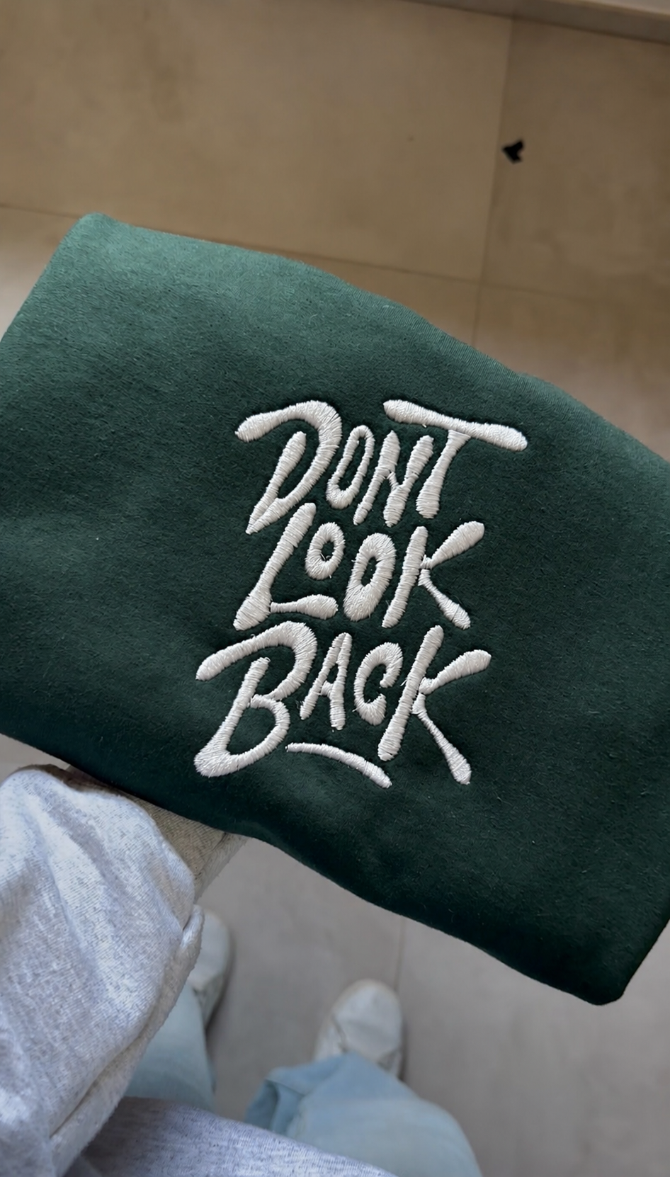 Felpa Premium con ricamo "Dont Look Back"