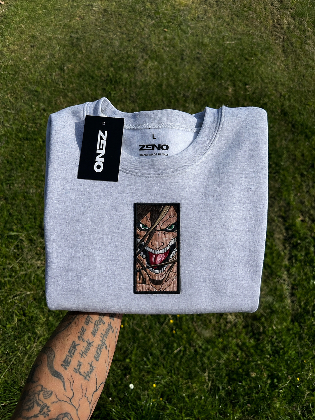 Felpa premium con ricamo "attack on titan"