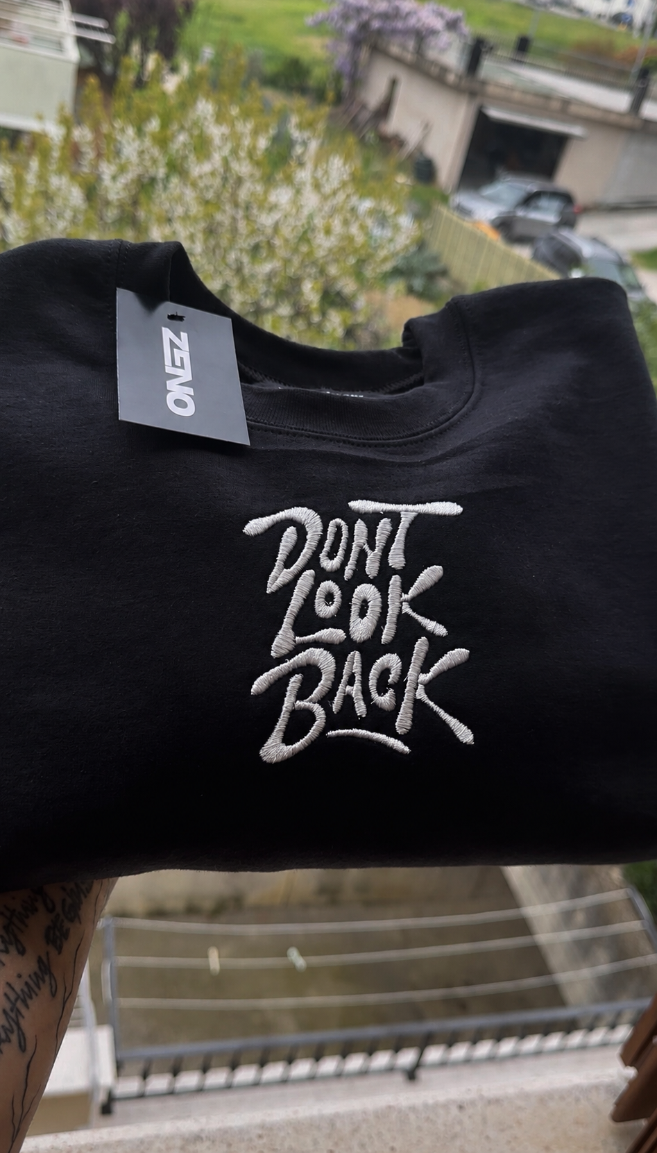 Felpa Premium con ricamo "Dont Look Back"