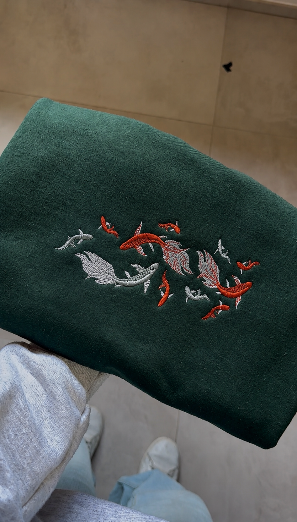 Felpa premium con ricamo "Carpe koi"