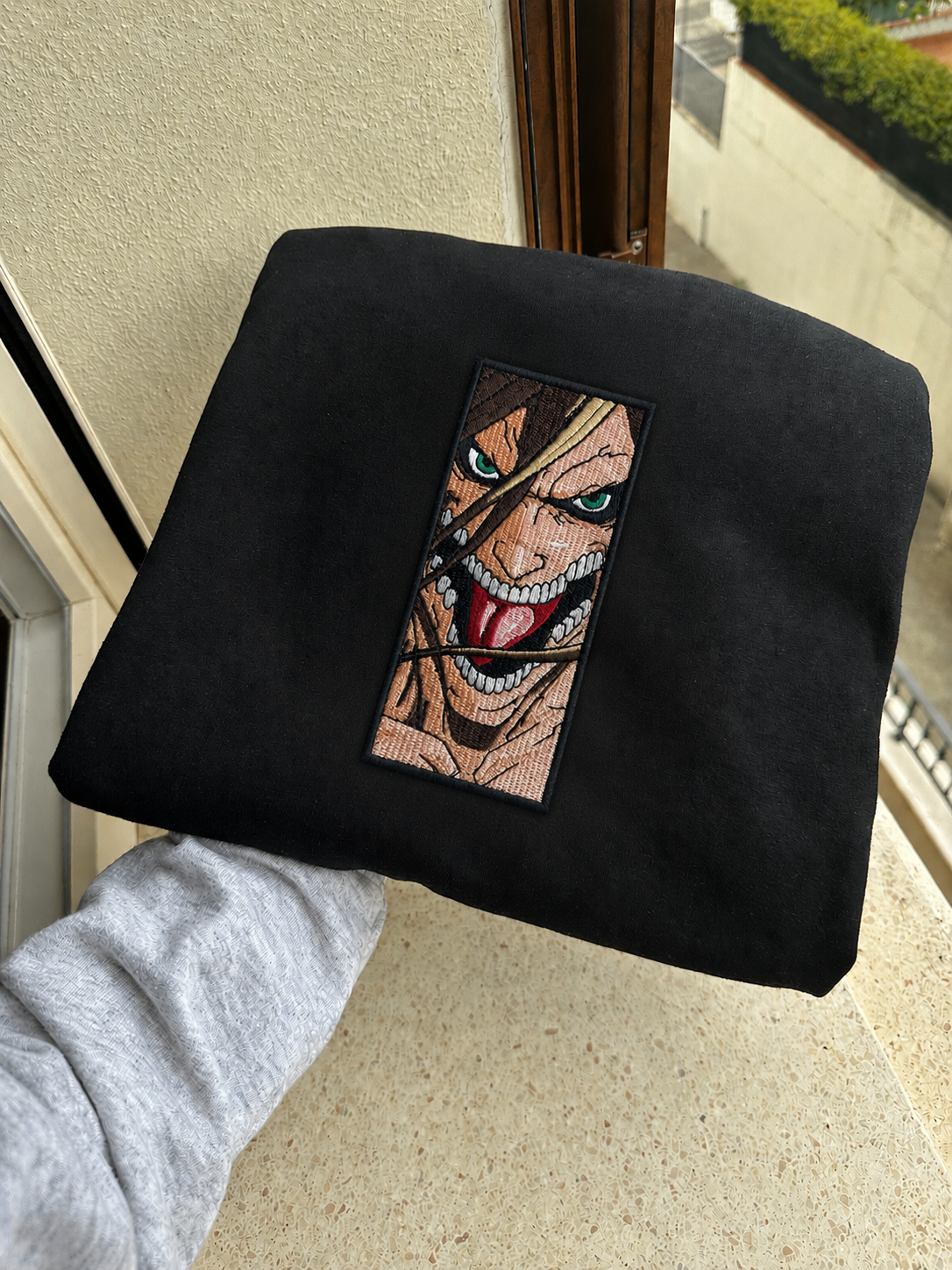 Felpa premium con ricamo "attack on titan"