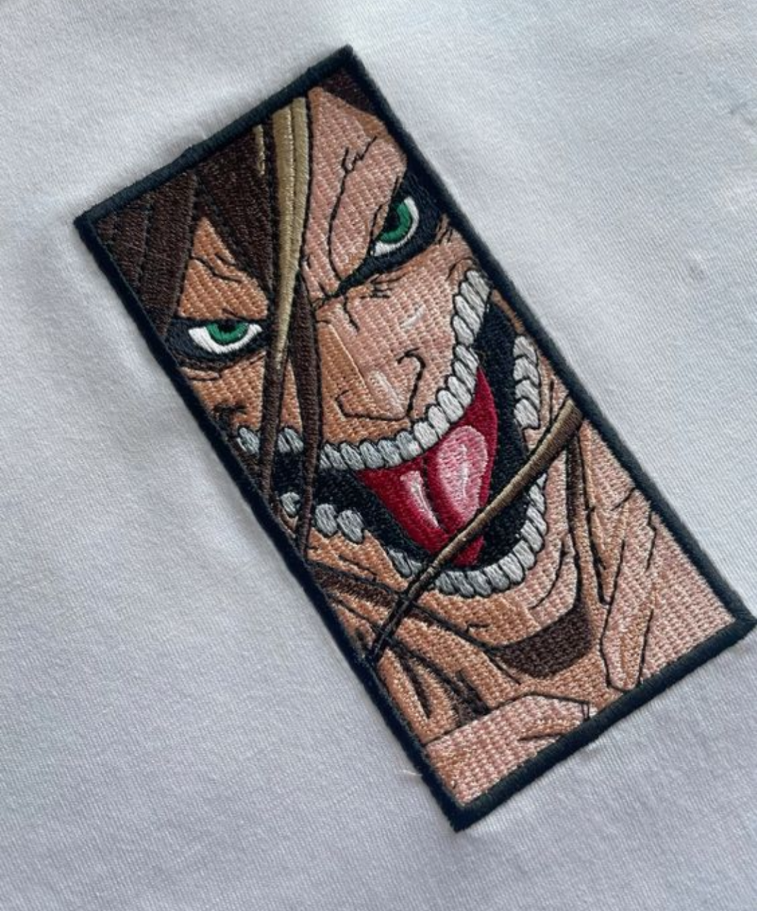 Felpa premium con ricamo "attack on titan"