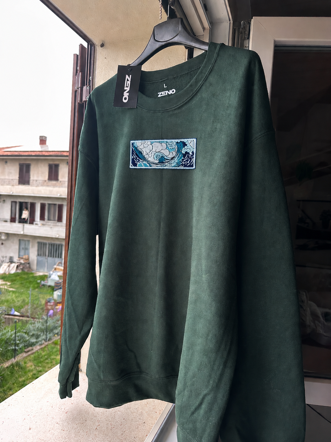 Felpa premium con ricamo "La grande onda"