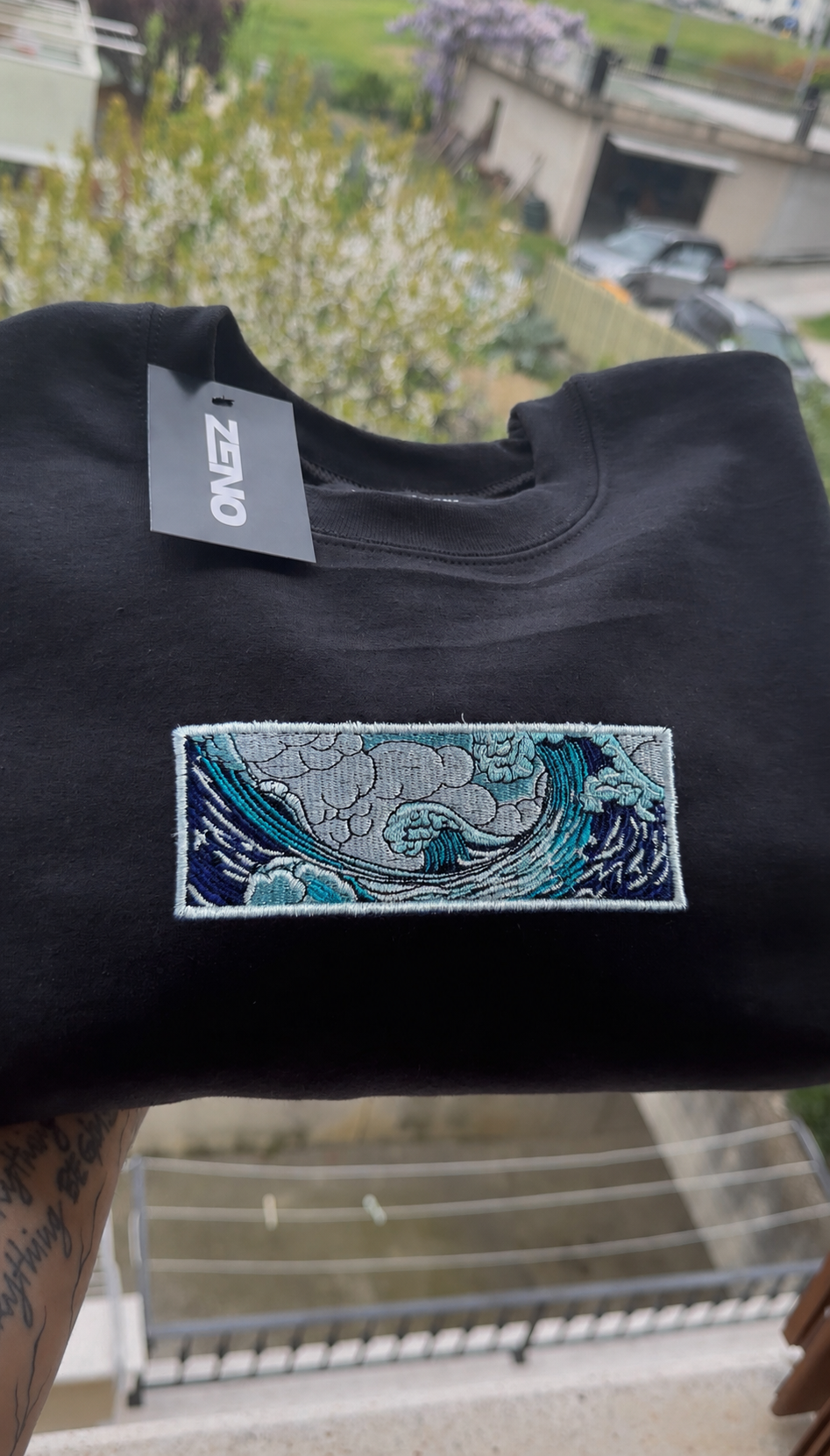 Felpa premium con ricamo "La grande onda"