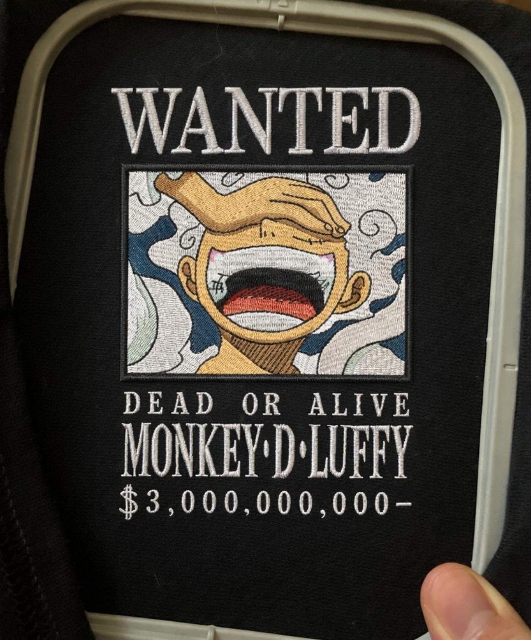 Felpa premium con ricamo "luffy wanted"