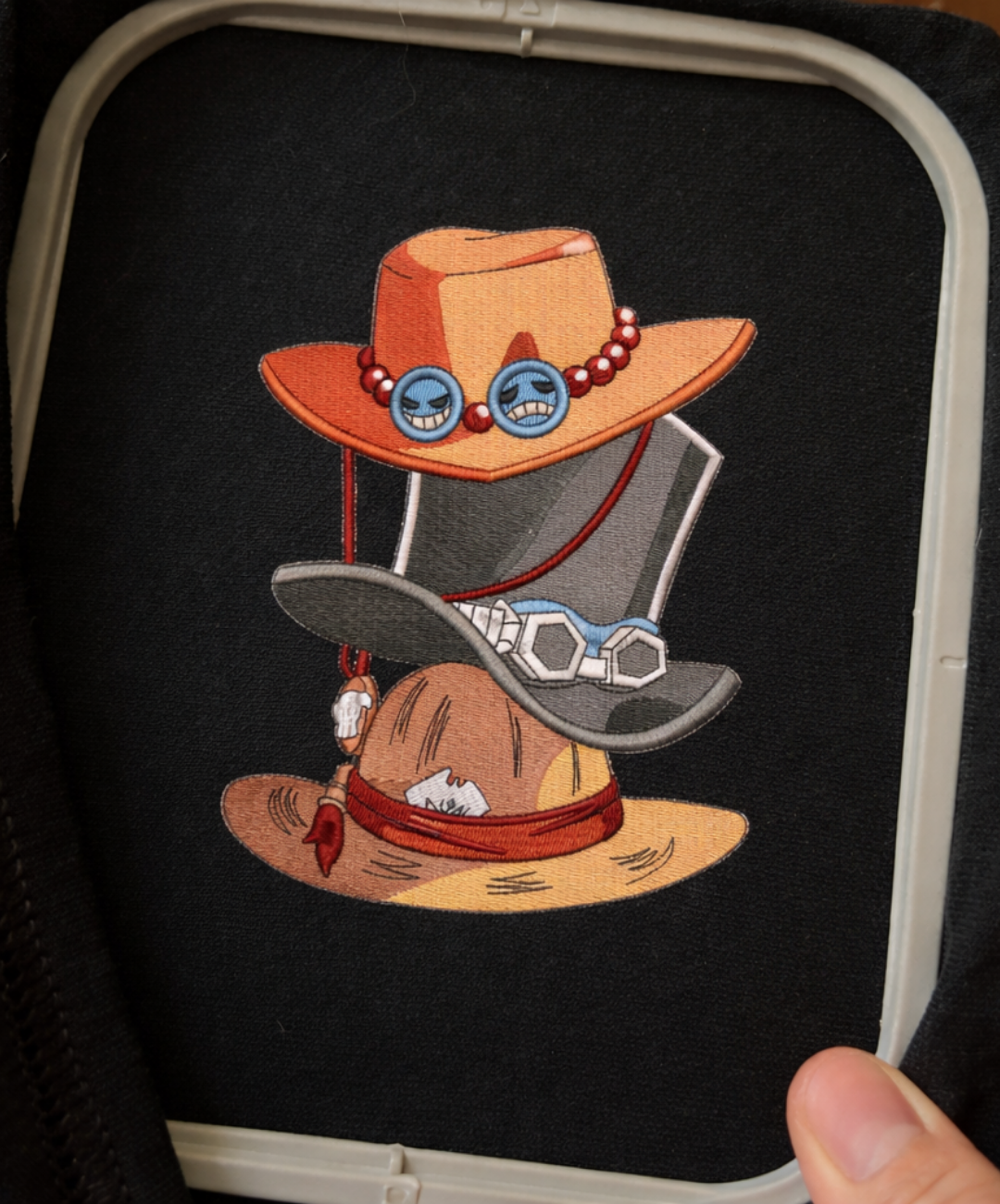 Felpa premium con ricamo "Cappelli One Piece"